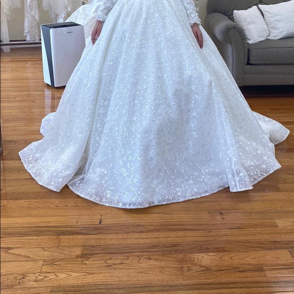 Beautiful wedding gown. - Picture 7 of 8